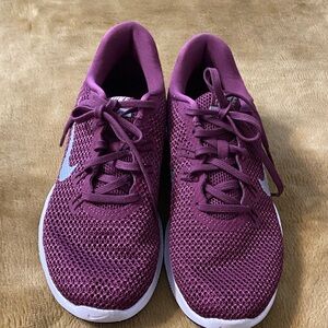 Nike Flex TR 7 athletic shoes